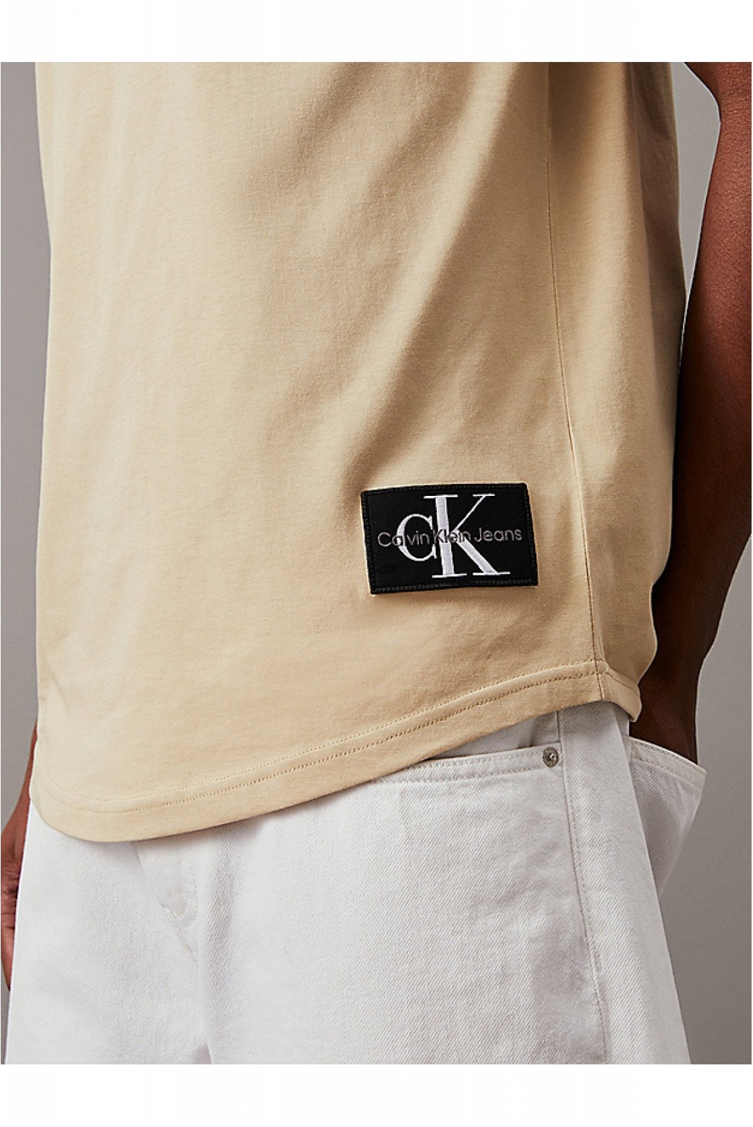 TShirt coton bio Calvin klein RAE Pale Khaki J30J323482